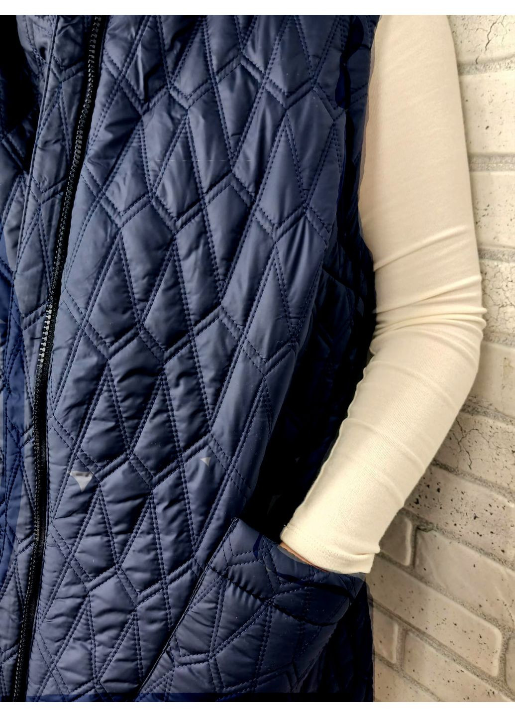 Женская жилетка с капюшоном на молнии стеганая No Brand (361221264)