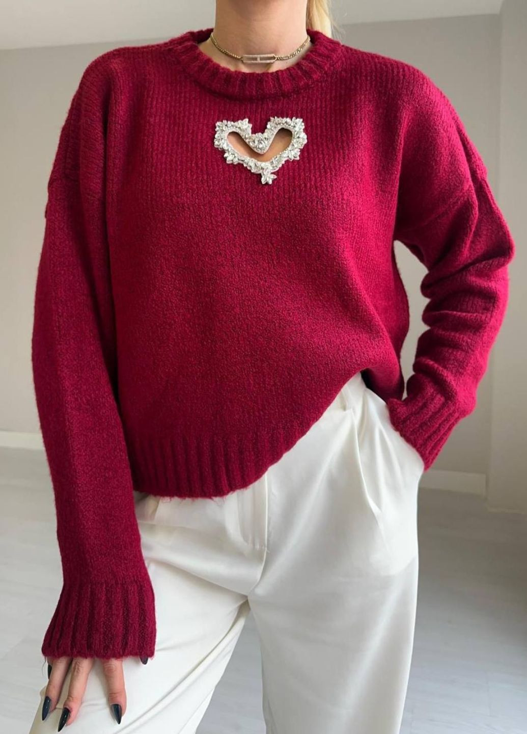 Бордовый демисезонный свитер прямого кроя с вырезом сердце с камнями Tik-Tak