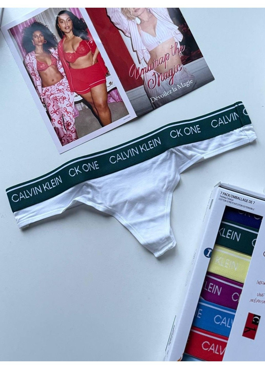 Трусики-стринги женские хлопковые с логотипом белые Calvin Klein (341252140)