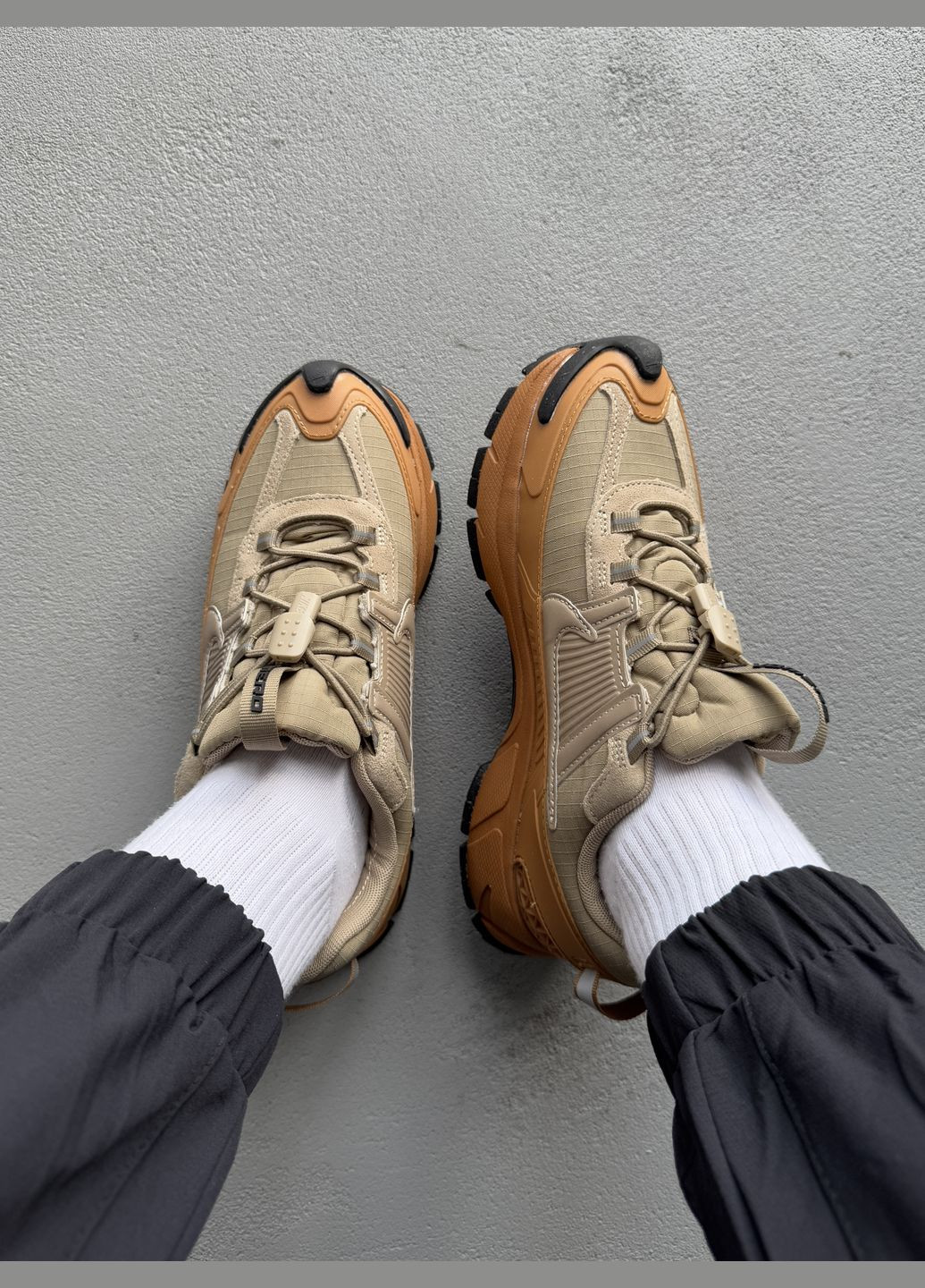 Оливковые (хаки) демисезонные кроссовки мужские и женские nike zoom vomero roam beige | найк зум вомеро роам хаки No Brand