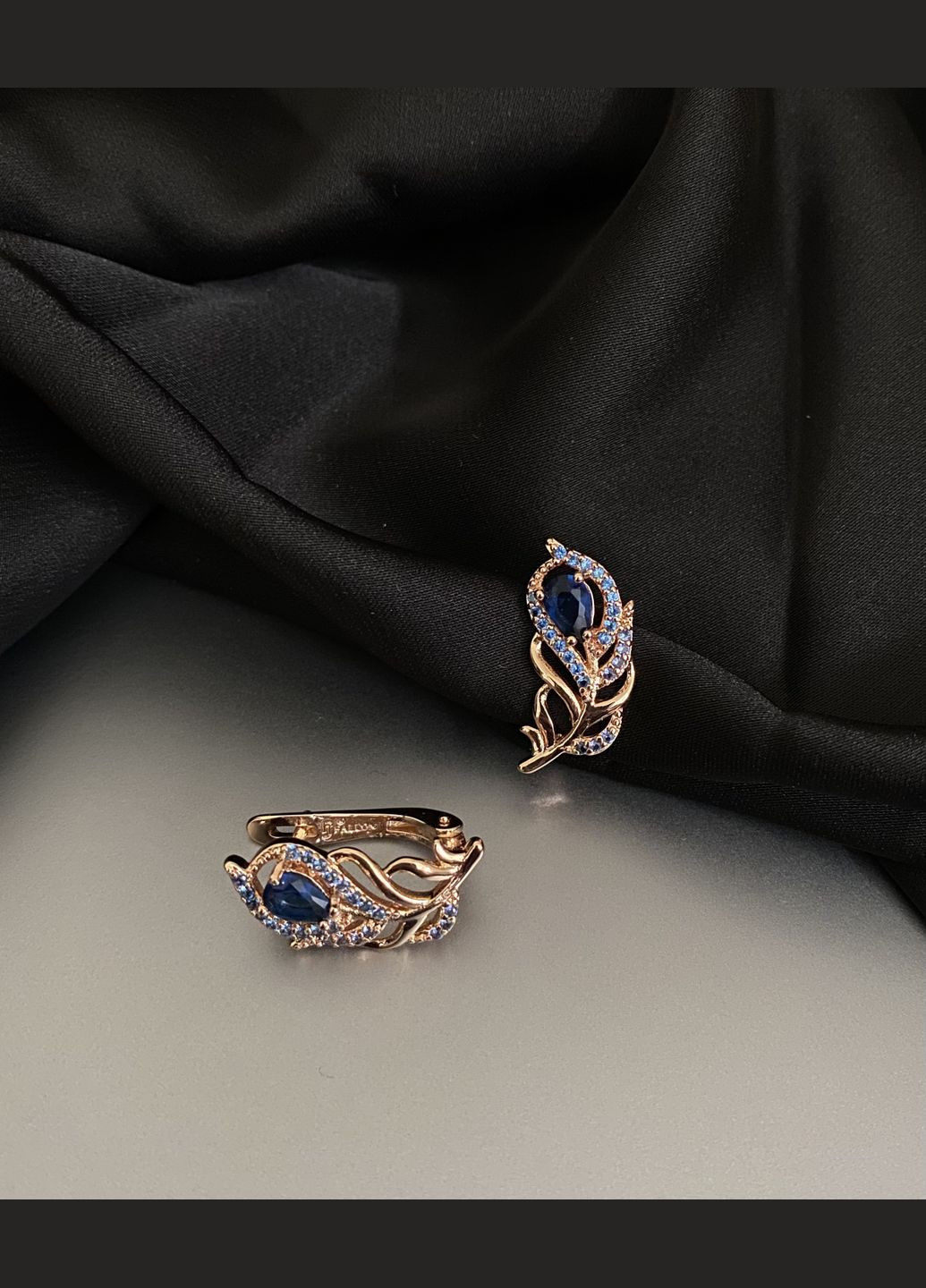 Сережки із синім камінням золотого кольору англійський замок 32780 Fashion (335814406)