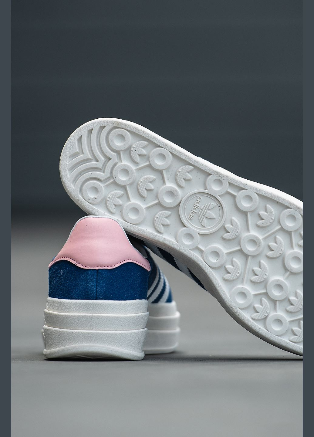 Синій осінні кросівки жіночі adidas Gazelle Bold