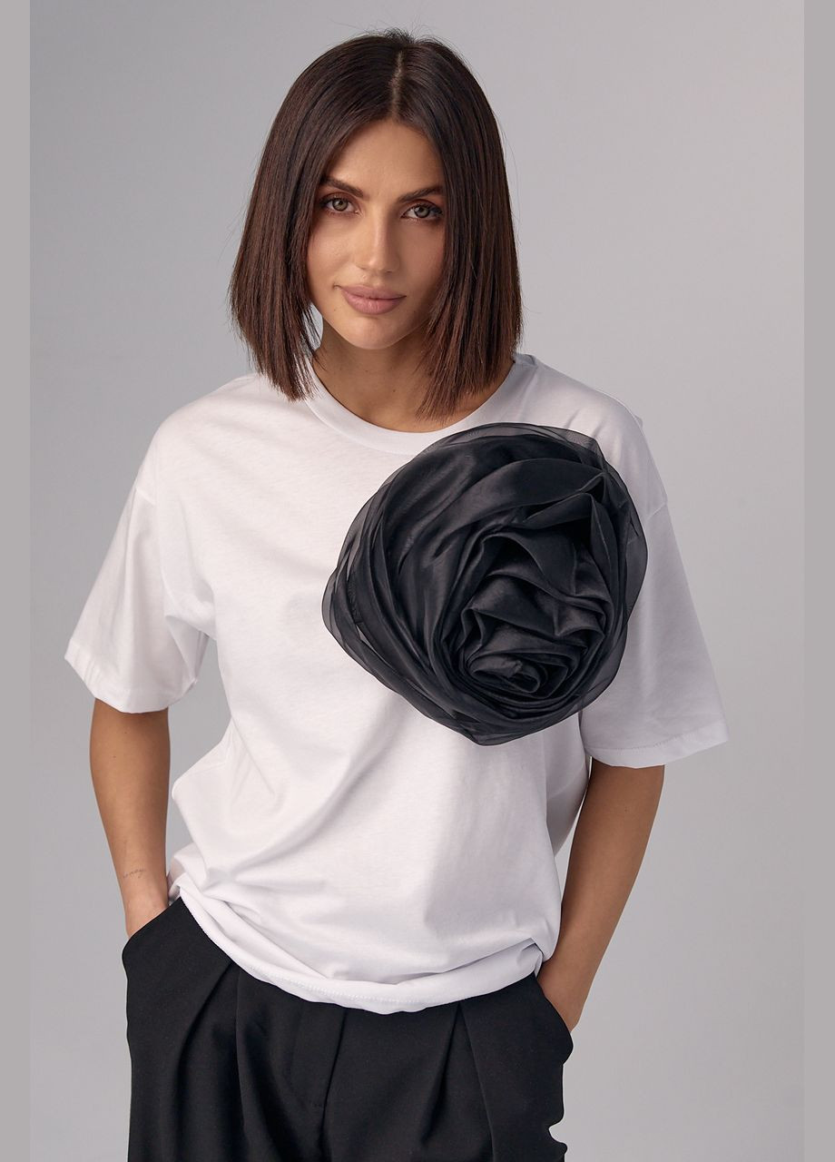 Белая летняя женская футболка с крупным объемным цветком - белый Lurex