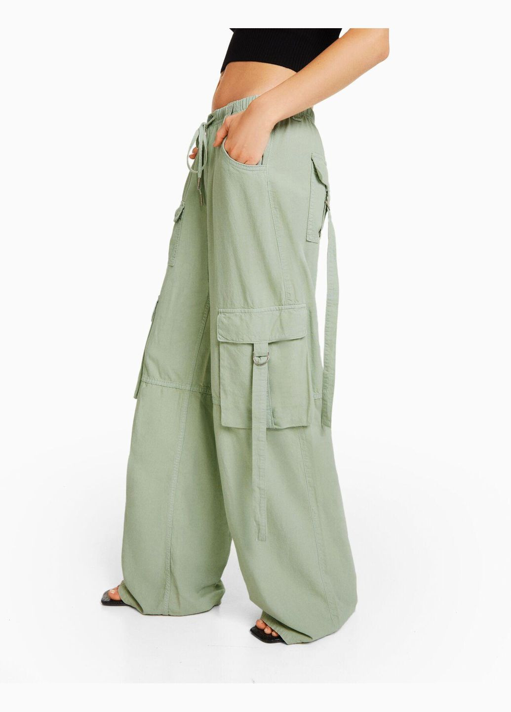 Светло-зеленые брюки Bershka