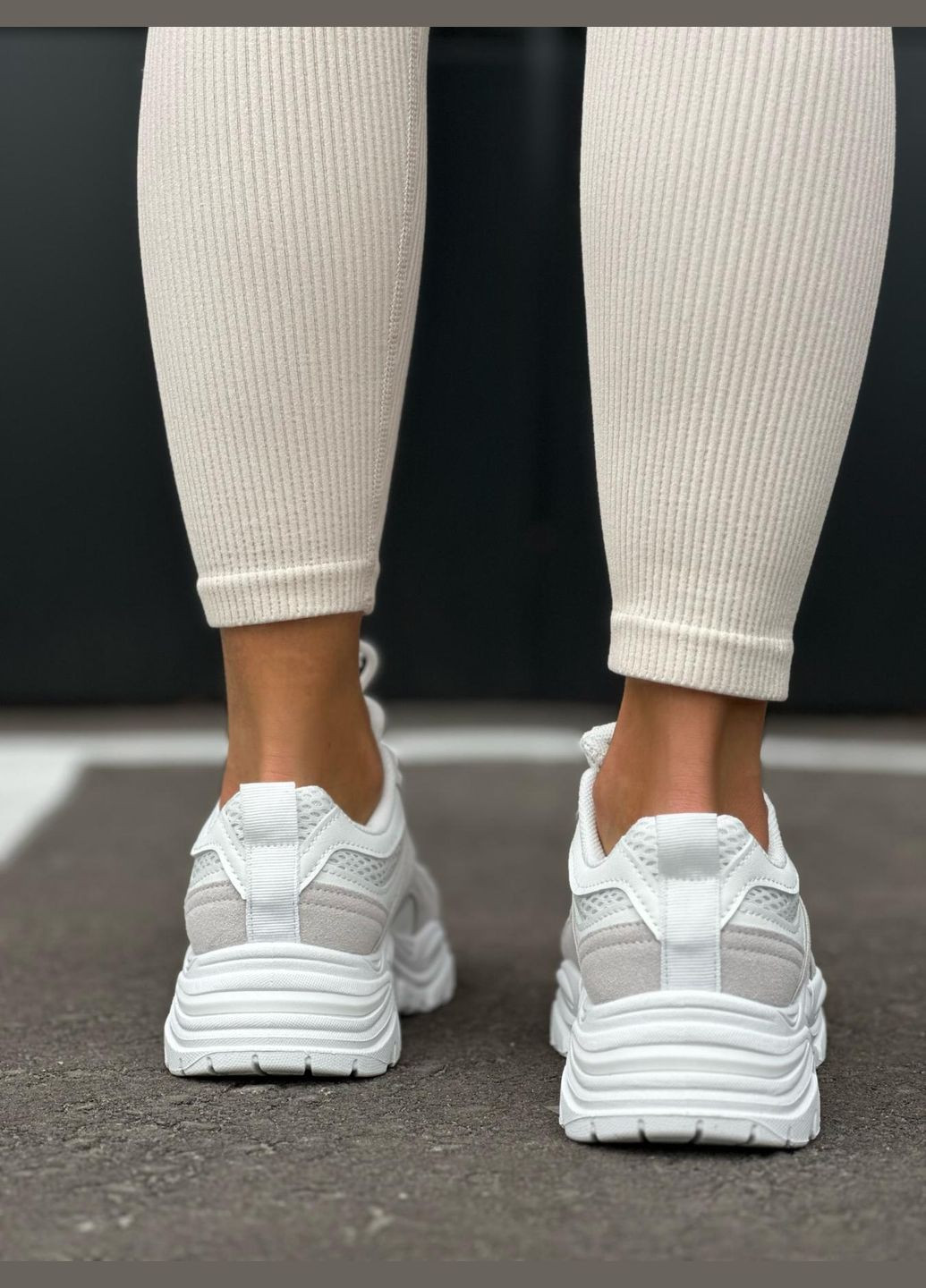 Білі кросівки жіночі білі з бежевими вставками еко-замша/текстиль повсякденне взуття на кожен день No Brand