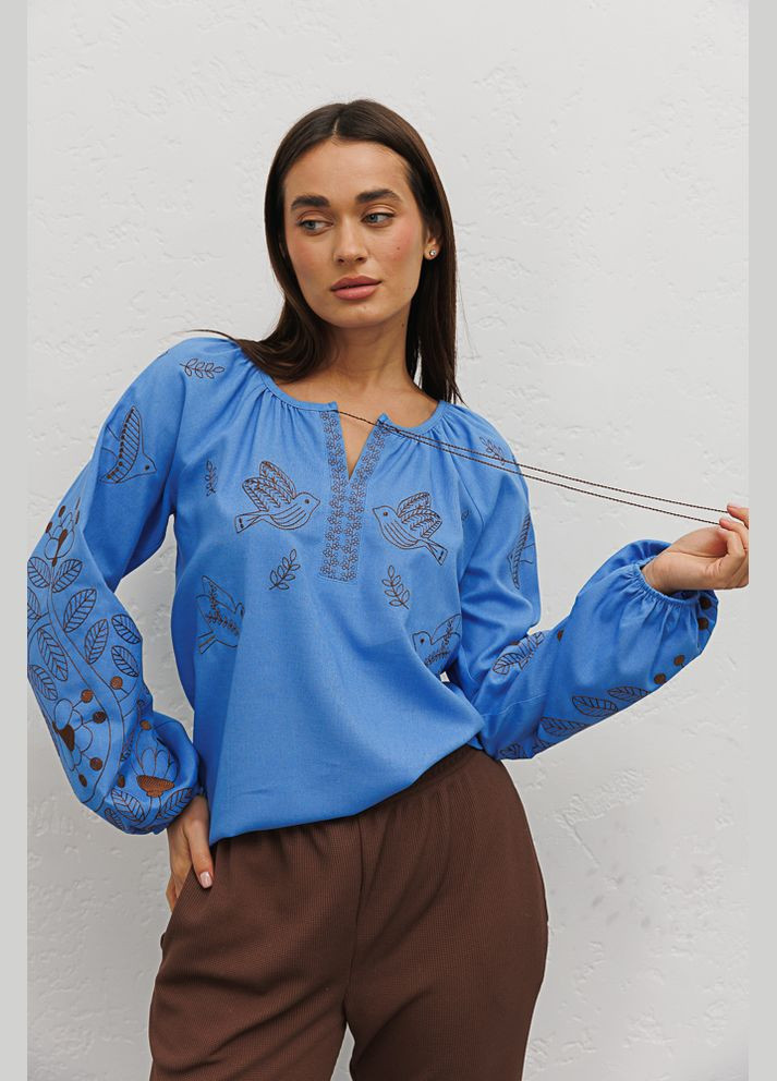 Голубая женская вышиванка молочная с коричневыми цветами и птичками гладью Arjen лен (294907577)