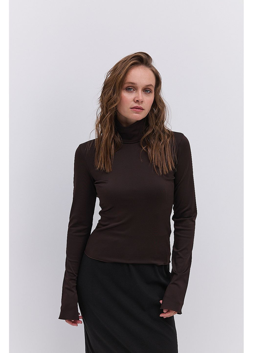 Женский лонгслив молочный с воротником-стойкой на пуговицах сзади Arjen (364967576)