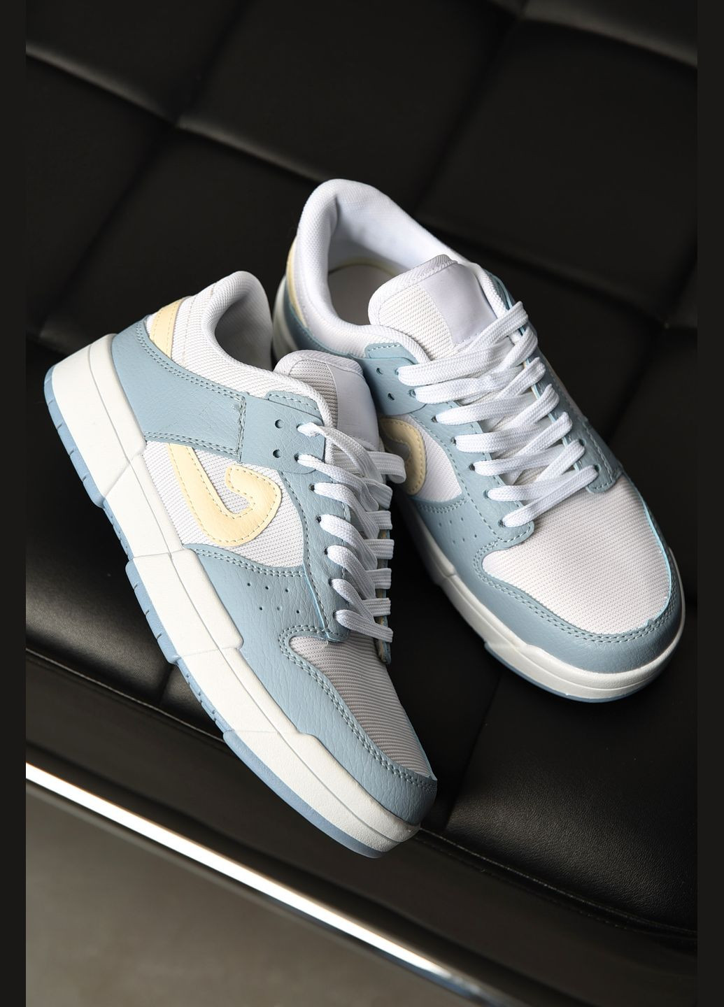 Кроссовки женские бело-голубого цвета на шнуровке Let's Shop белые демисезоны (322765457)