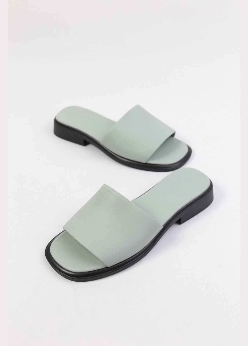 Мятные шлепанци Benito