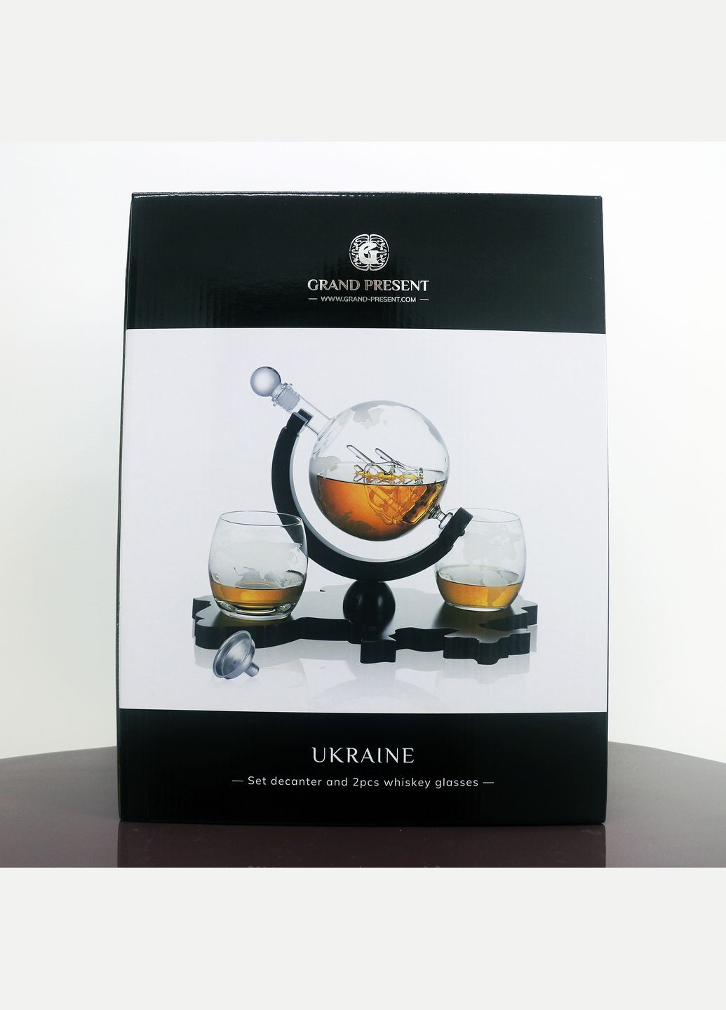 Набір "Україна" для віскі скляний глобус та 2 склянки на дерев'яній підставці - Подарунок для чоловіка (GP240028) Гранд Презент (302254511)