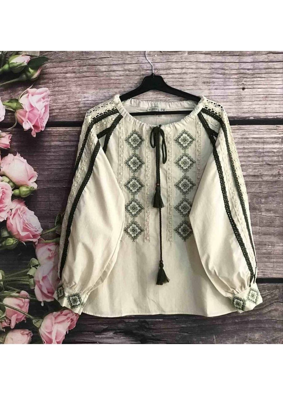 Бежева колоритна бежева блуза вишиванка із зеленою вишивкою, вишита етно сорочка з мереживом, вишиванка з геометричним візерунком візерунок геометричний пряма, вільна бавовна, поліестер (350909637)