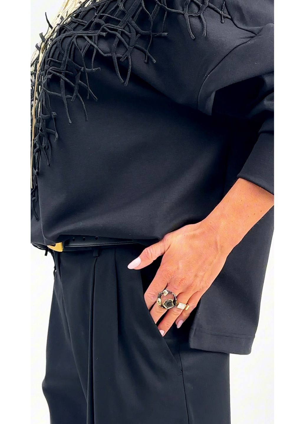 Чорна елегантна трикотажна блуза з фактурним декором - ua42 / eu36 Iren Klairie