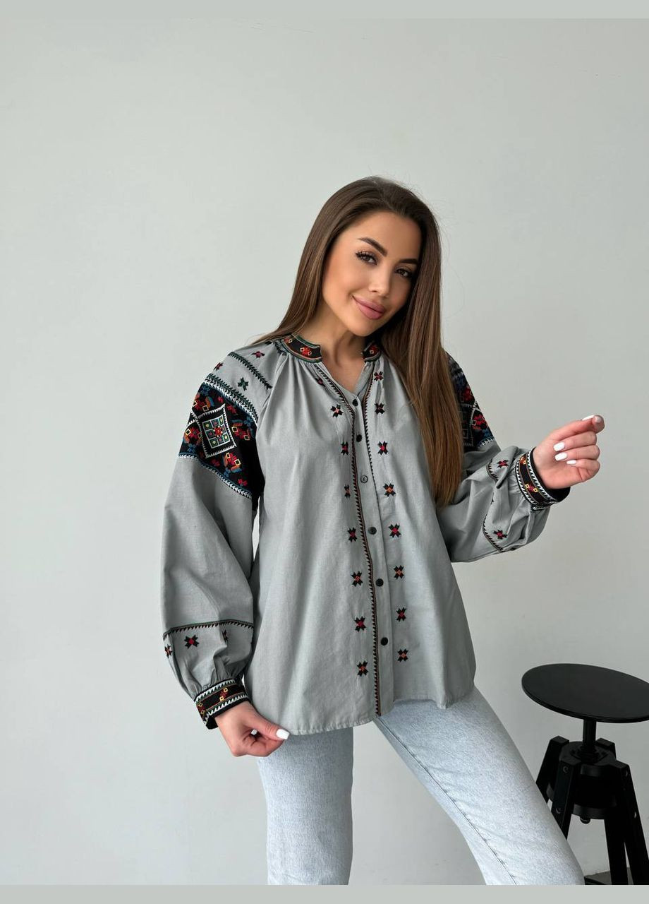 Сіра вишива сорочка з геомтричним оргаментом на рукавах ESQ вільна бавовна органічна (335813715)