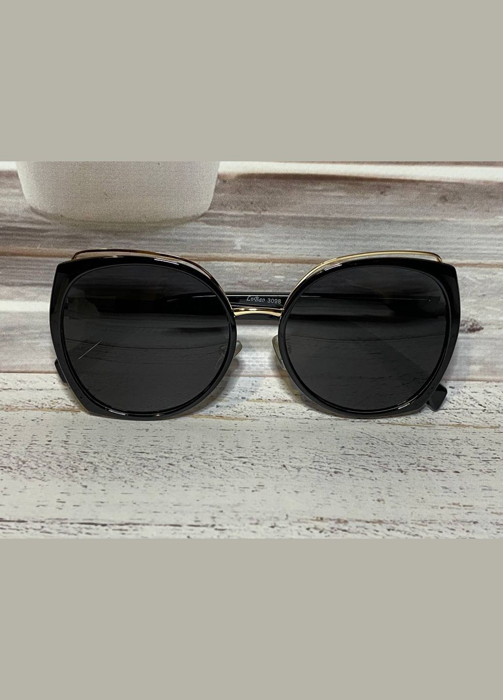 Жіночі окуляри сонцезахисні стильні чорного кольору із золотистими вставками LIGHT (315889430)