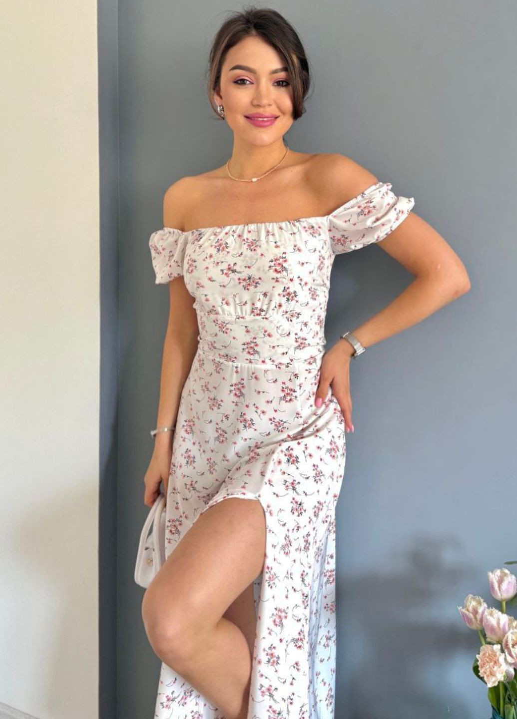 Белое повседневный платье макси с разрезом и цветочным принтом. с открытыми плечами Tik-Tak с цветочным принтом