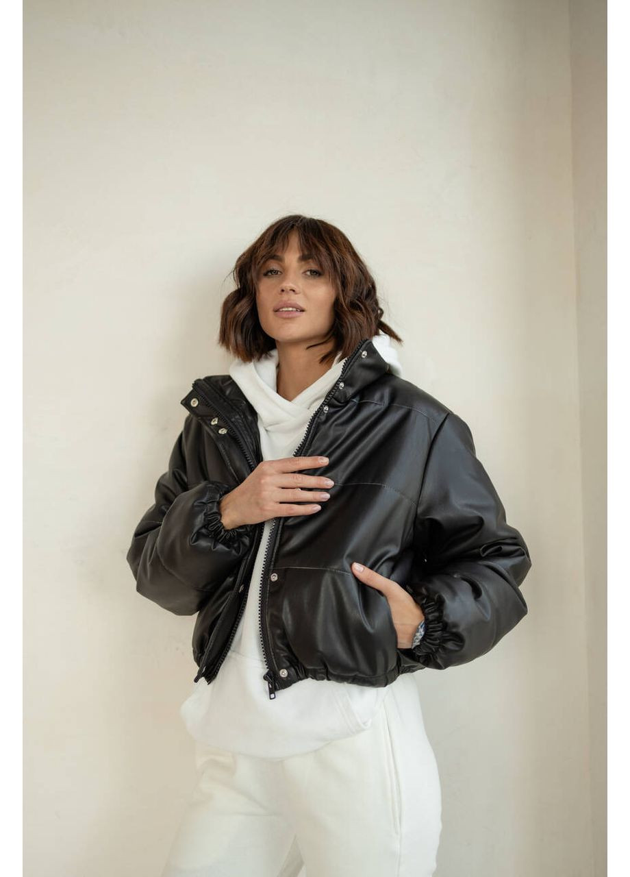 Черная демисезонная женская укороченная «дутая» куртка – бомбер bomb из экокожи (mil353) milirud