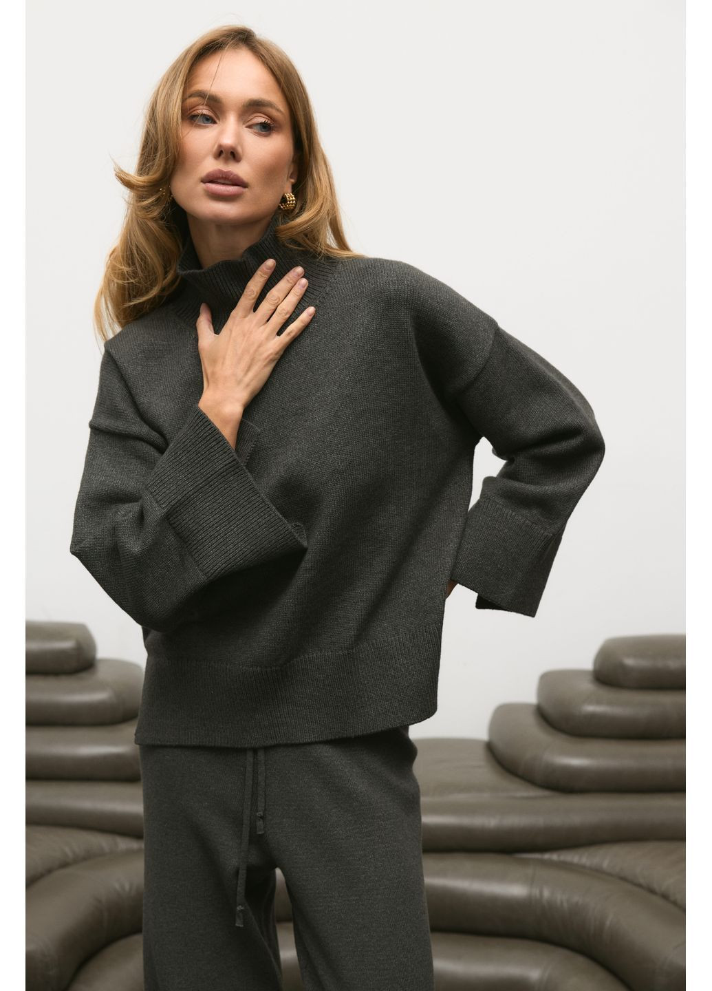 Сірий демісезонний светр в'язаний з високою горловиною s004 Twice
