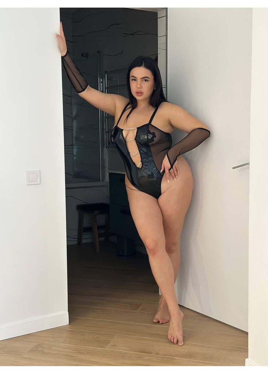 Жіноче боді плюс сайз чорне глянцеве. Еротичне боді з глибоким вирізом і вставками з сітки No Brand (366571597)