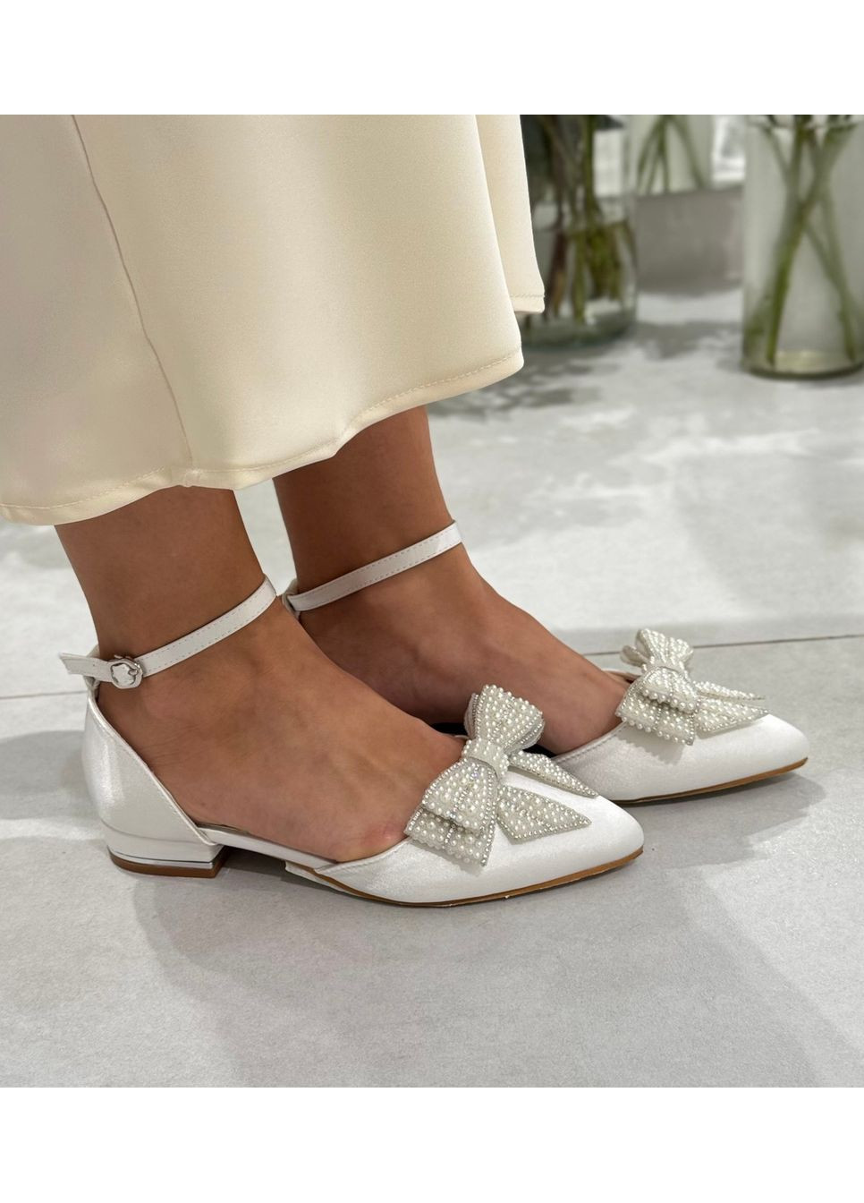 Жіночі жіночі балетки весільні атласні з брошкою каміння бант та ремінець із камінням (знімається) б-0001-10 | білі однотонні брошка текстиль (356117120)