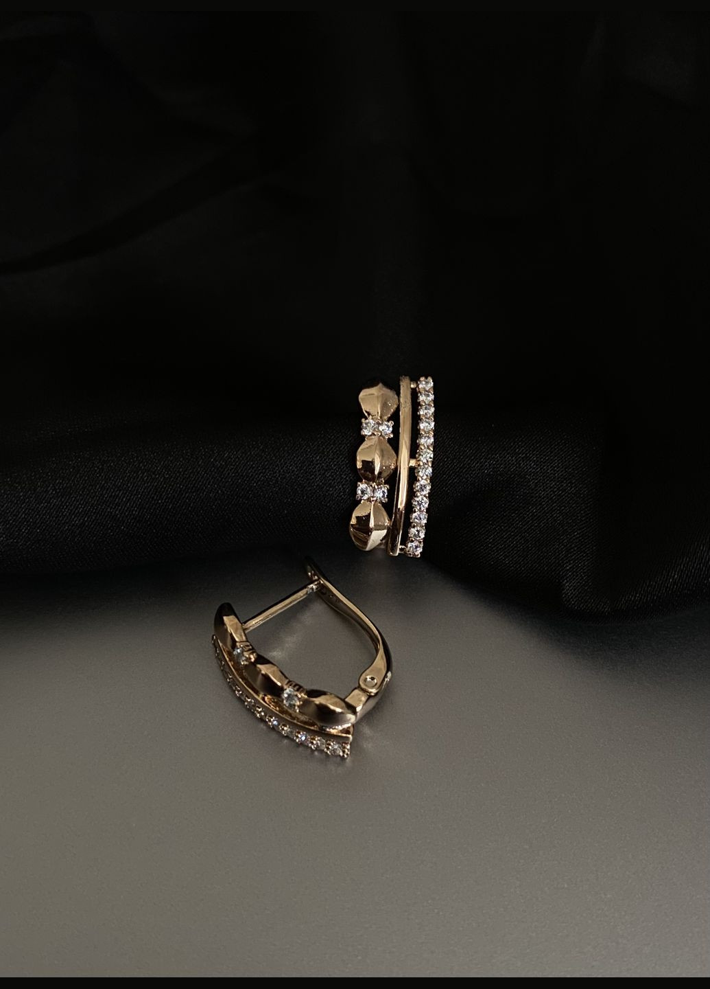 Сережки з маленькими камінчиками англійський замок золотого кольору. 31965 Fashion (335015202)