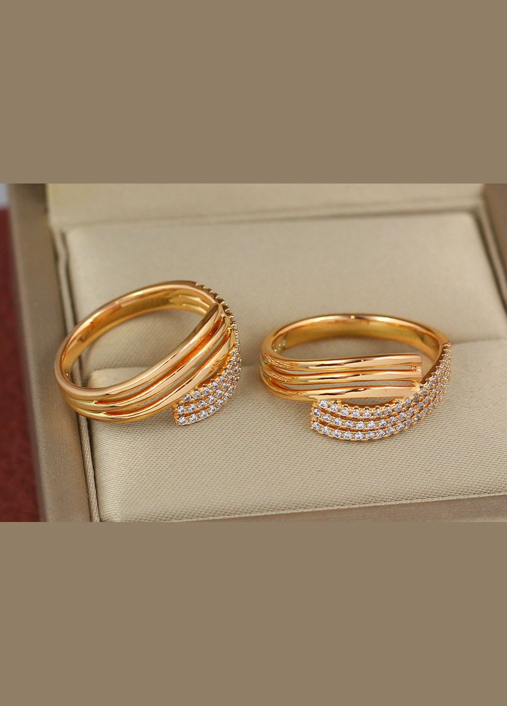 Кольцо три встречных дорожки гладкие и из камней р 19 золотистое. Xuping Jewelry (317405291)