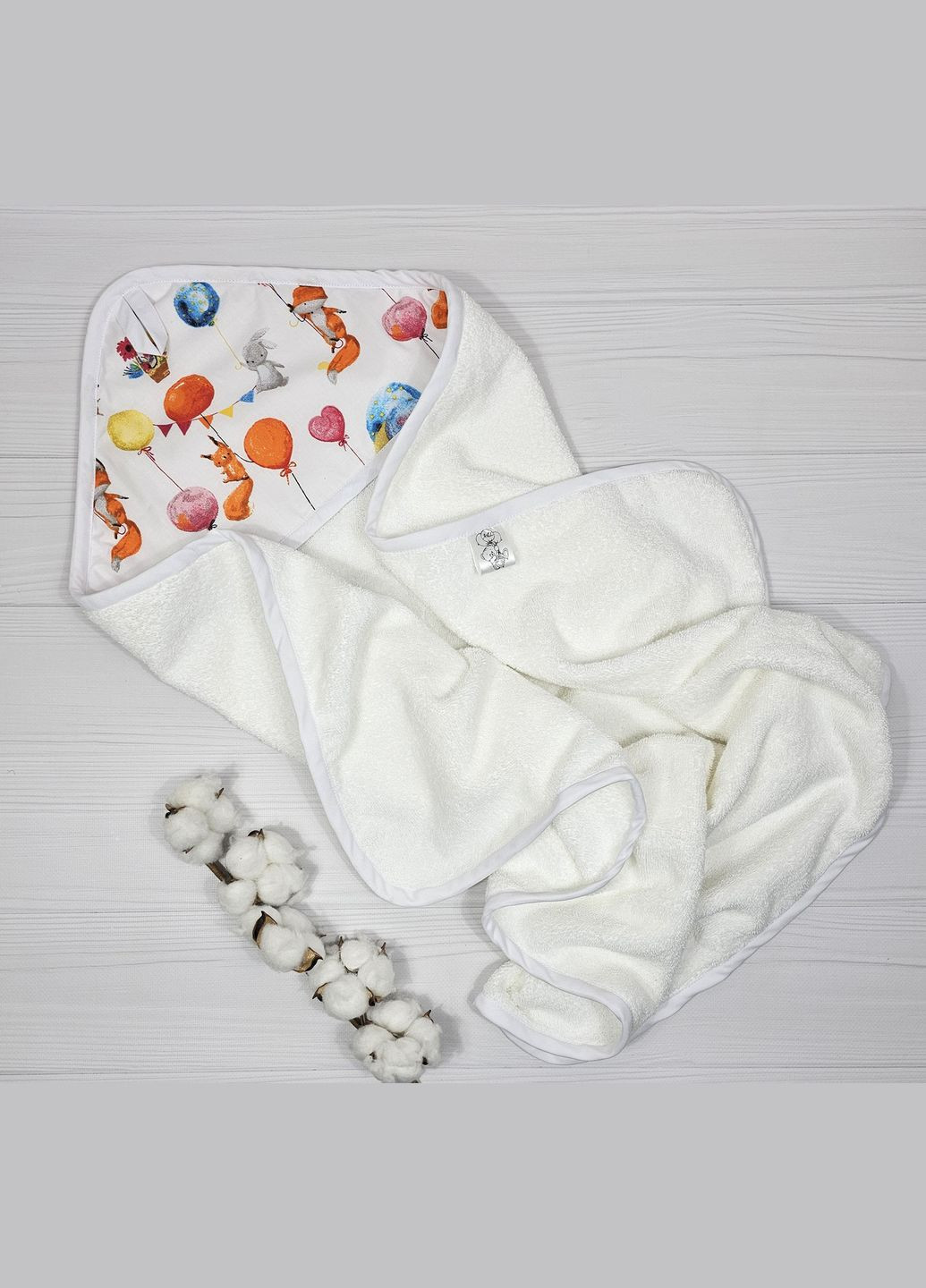 Полотенце уголок a.l.babybox Лисички на шариках 80х80 Белый No Brand белый