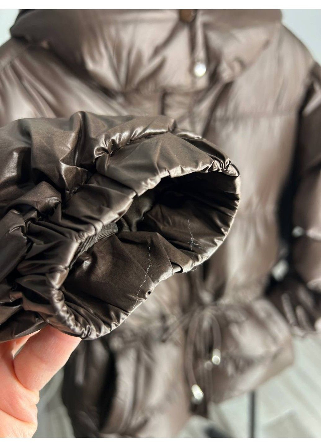 Коричневая демисезонная куртка женская 2401 глянцевая удлиненная с капюшоном пояс шнурок коричневый Fashion