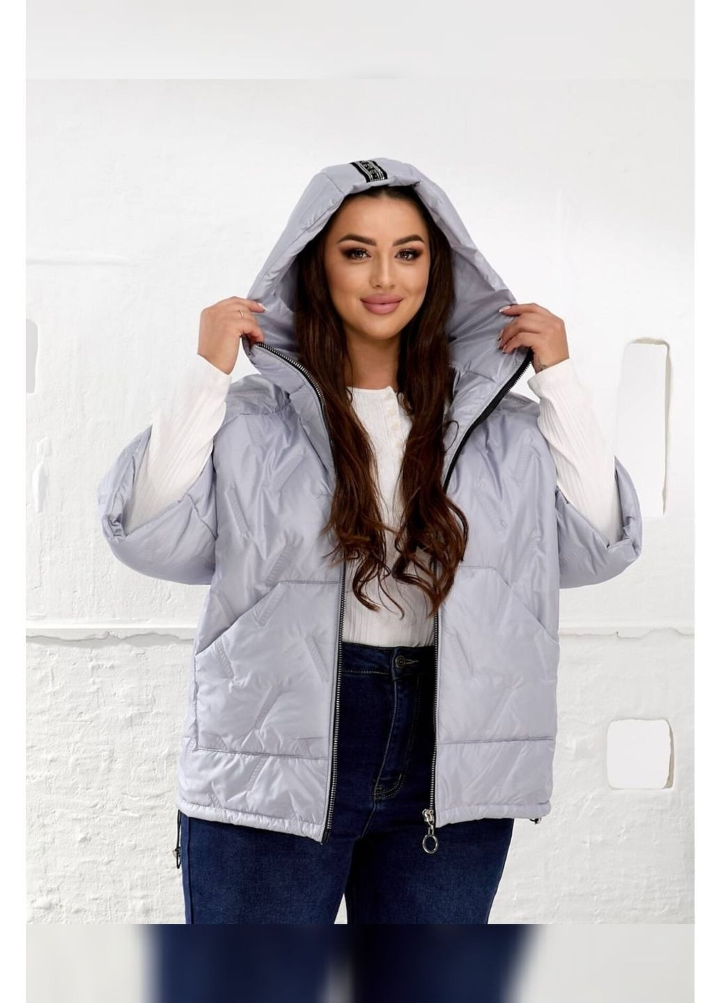 Світло-сіра демісезонна жіноча куртка демісезонна батал світло сіра з капюшоном і рукавом 3/4 oversize Boni Куртка