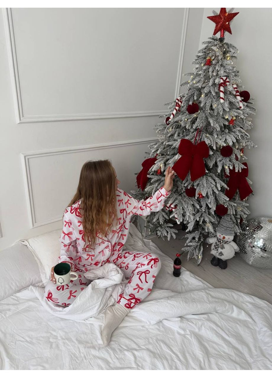 Красная всесезон домашний костюм из софта с принтом «гринч и красные бантики» — замеры в описании рубашка + брюки DK/DL Мода без кордонів