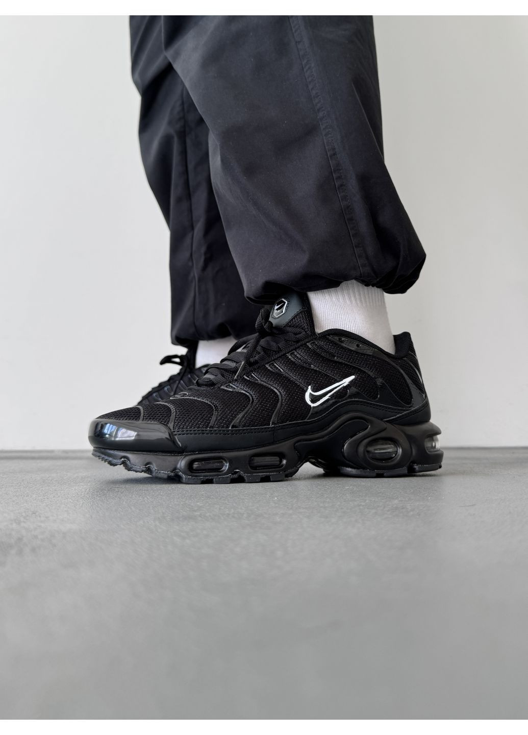 КРОСІВКИ ЖІНОЧІ NIKE AIR MAX TN PLUS BLACK / WHITE LOGO НАЙК АІР МАКС ТН ПЛЮС No Brand чорні демісезони (367170219)