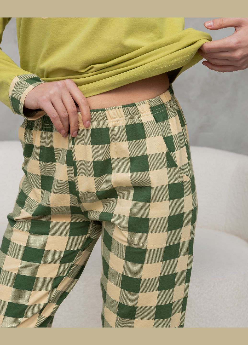 Салатова жіноча піжама зі штанами в клітку Nicoletta