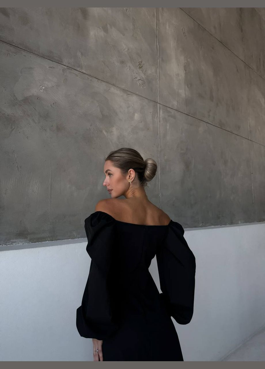 Черное повседневный макси платье с открытыми плечами Adelante однотонное