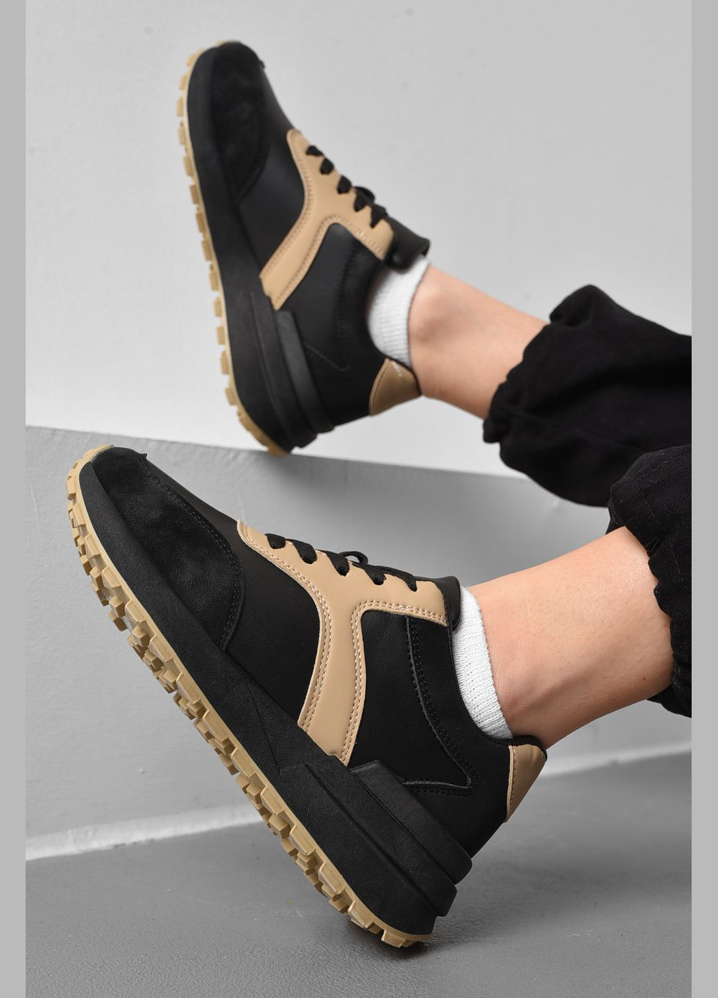 Черные демисезонные кроссовки женские черно-бежевого цвета на шнуровке Let's Shop