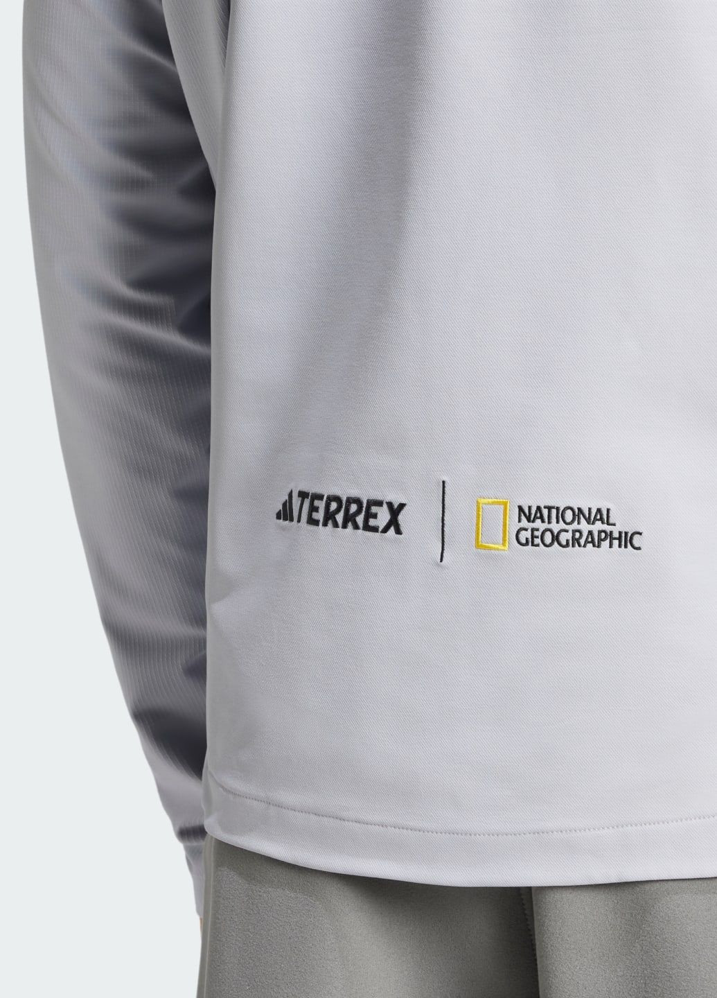Сіра демісезонна вітровка national geographic softshell adidas
