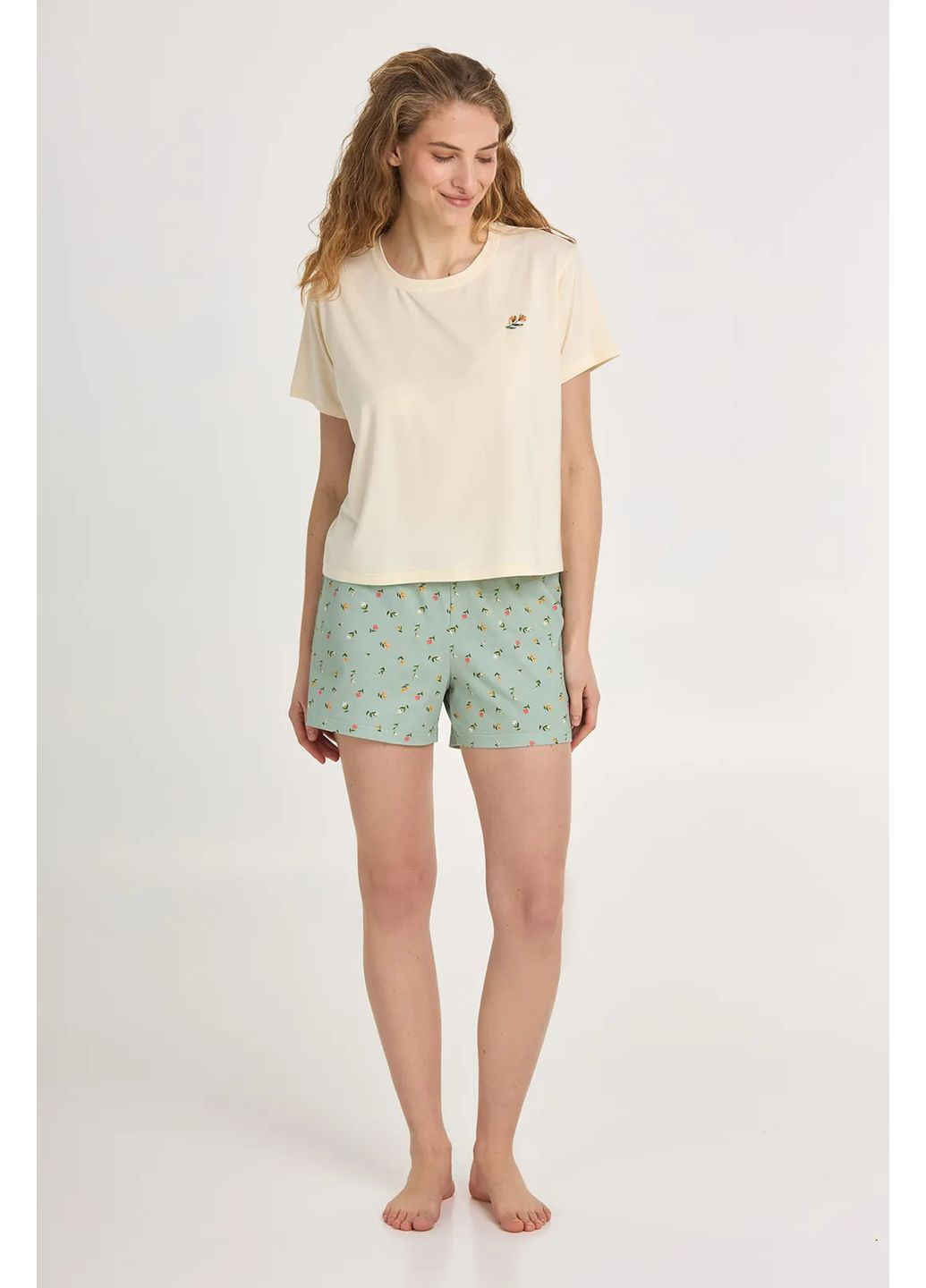 Кремовая всесезон женская пижама green meadow кремовый 2970/42/02 футболка + шорты Ellen