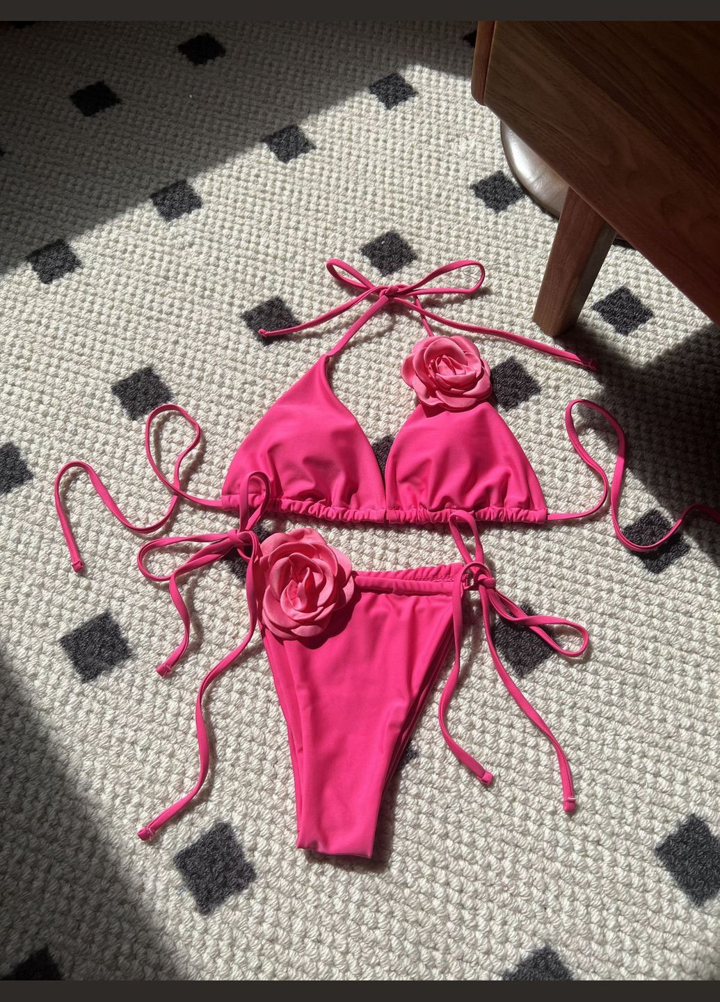 Малиновий літній жіночий роздільний купальник бразильське бікіні з об’ємними квітами 3d sunset чорний No Brand