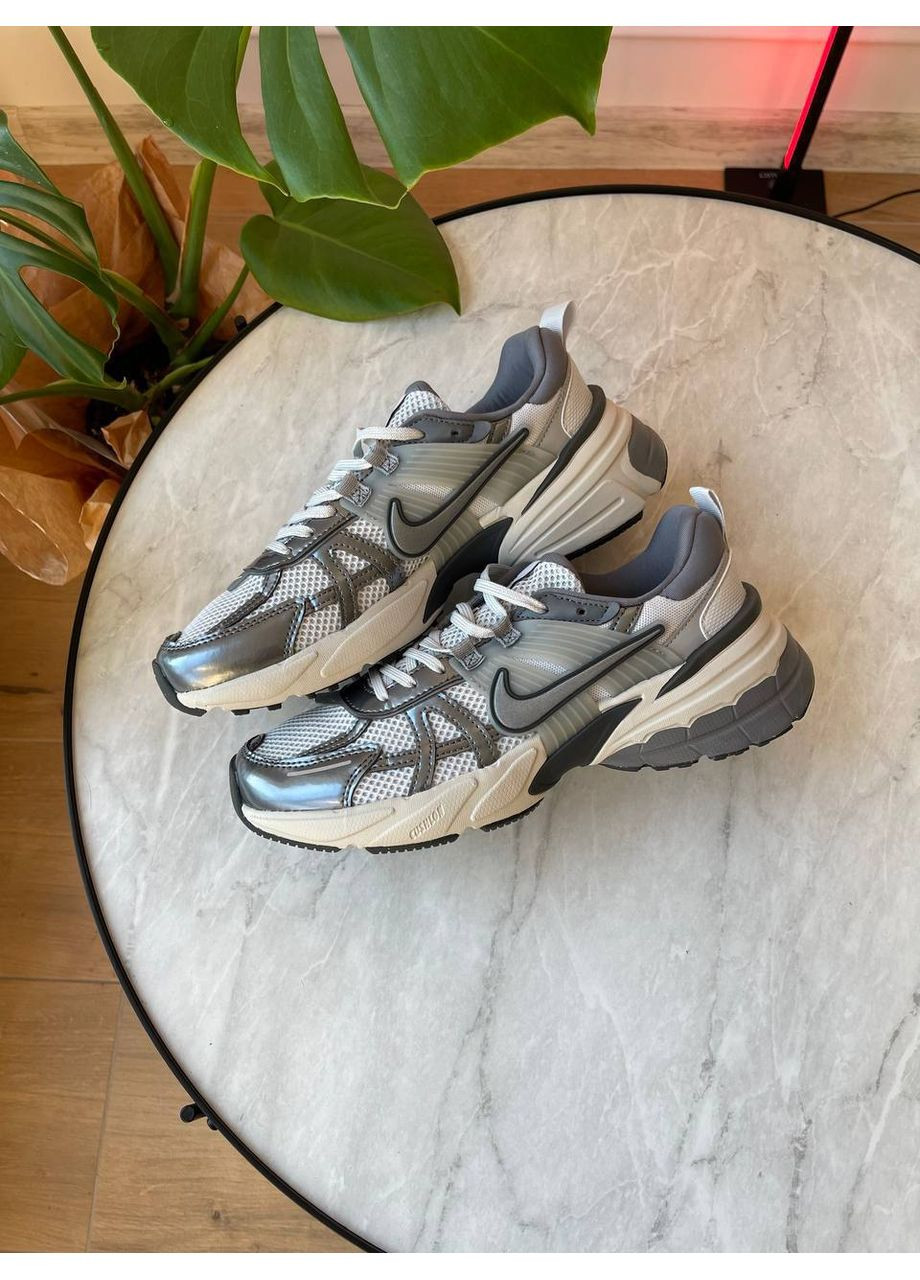 Сірі Осінні кросівки чоловічі і жіночі nike runtekk v2k summit white metalic silver | найк рантекк в2к сірі білі No Brand