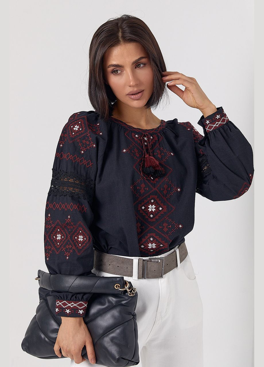 Чёрная вышитая рубашка со вставками макраме на рукавах Delvinss