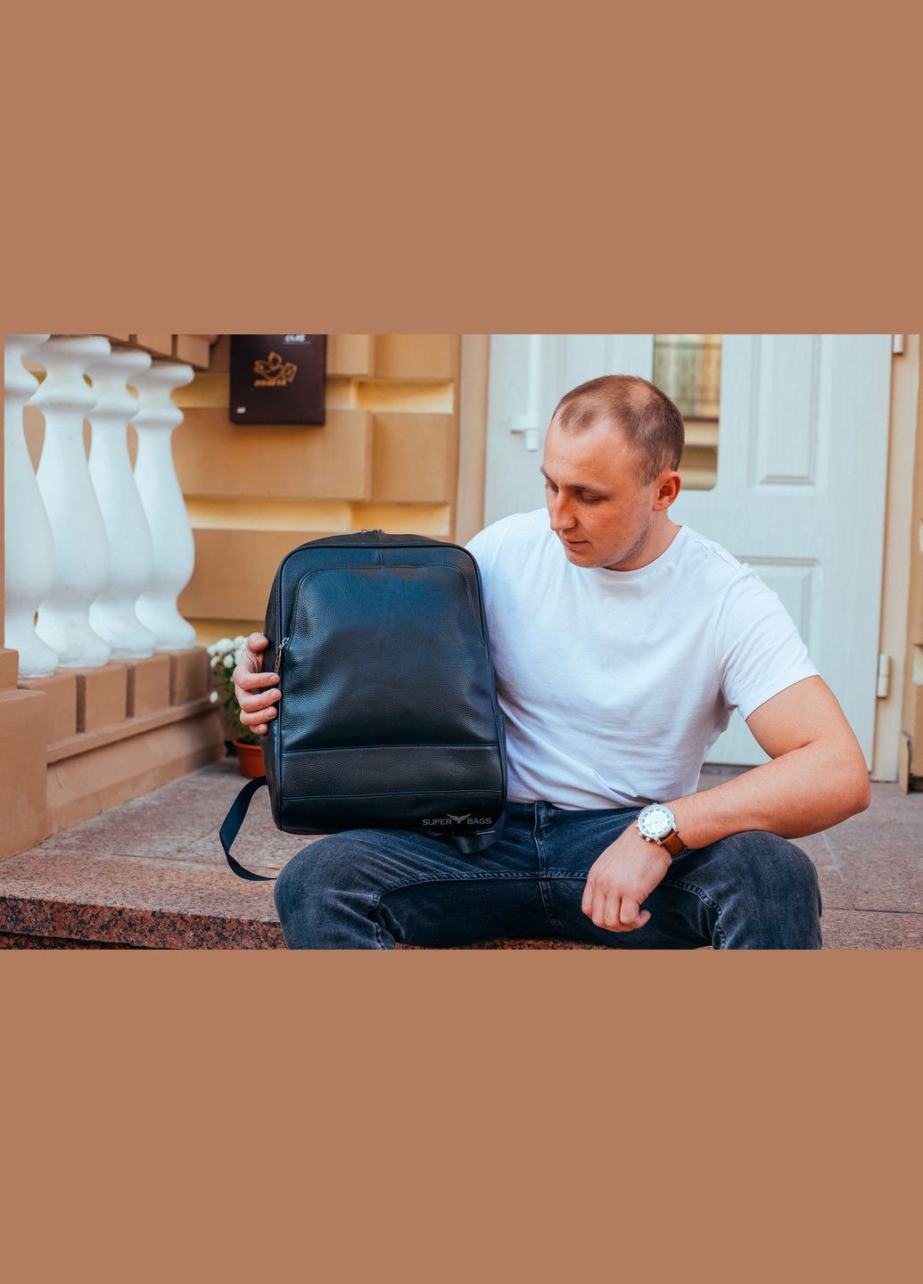 Кожаный рюкзак для ноутбука черного цвета с тремя накладными карманами и регулируемым ремнем Tiding Bag (300171269)