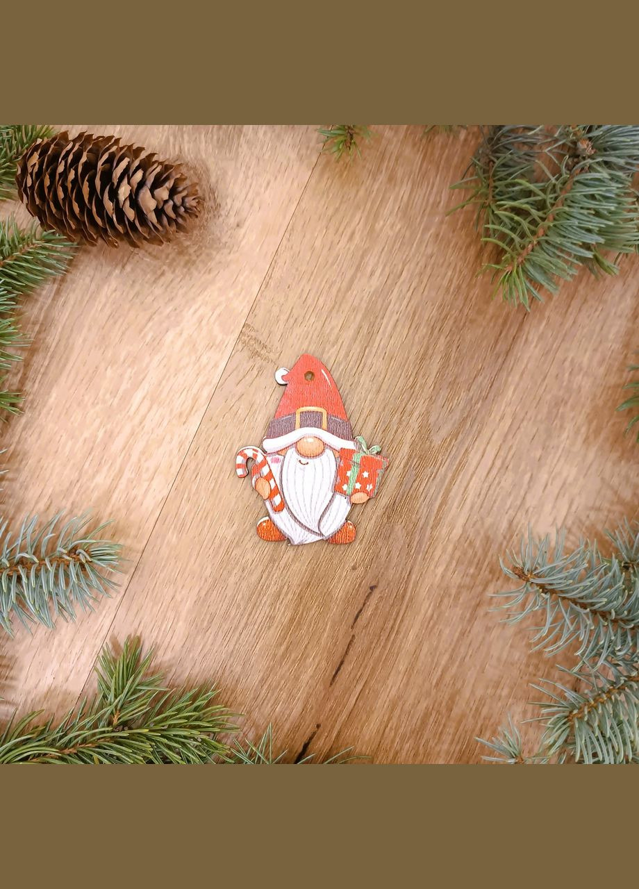 Дерев'яна еко-іграшка з гачками на ялинку Гном (DN-736) Luxyart (308359717)