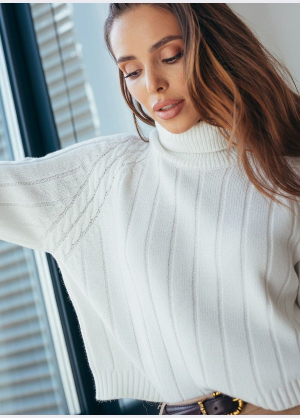 Молочный демисезонный свитер мелкой вязки молочного цвета Dressa