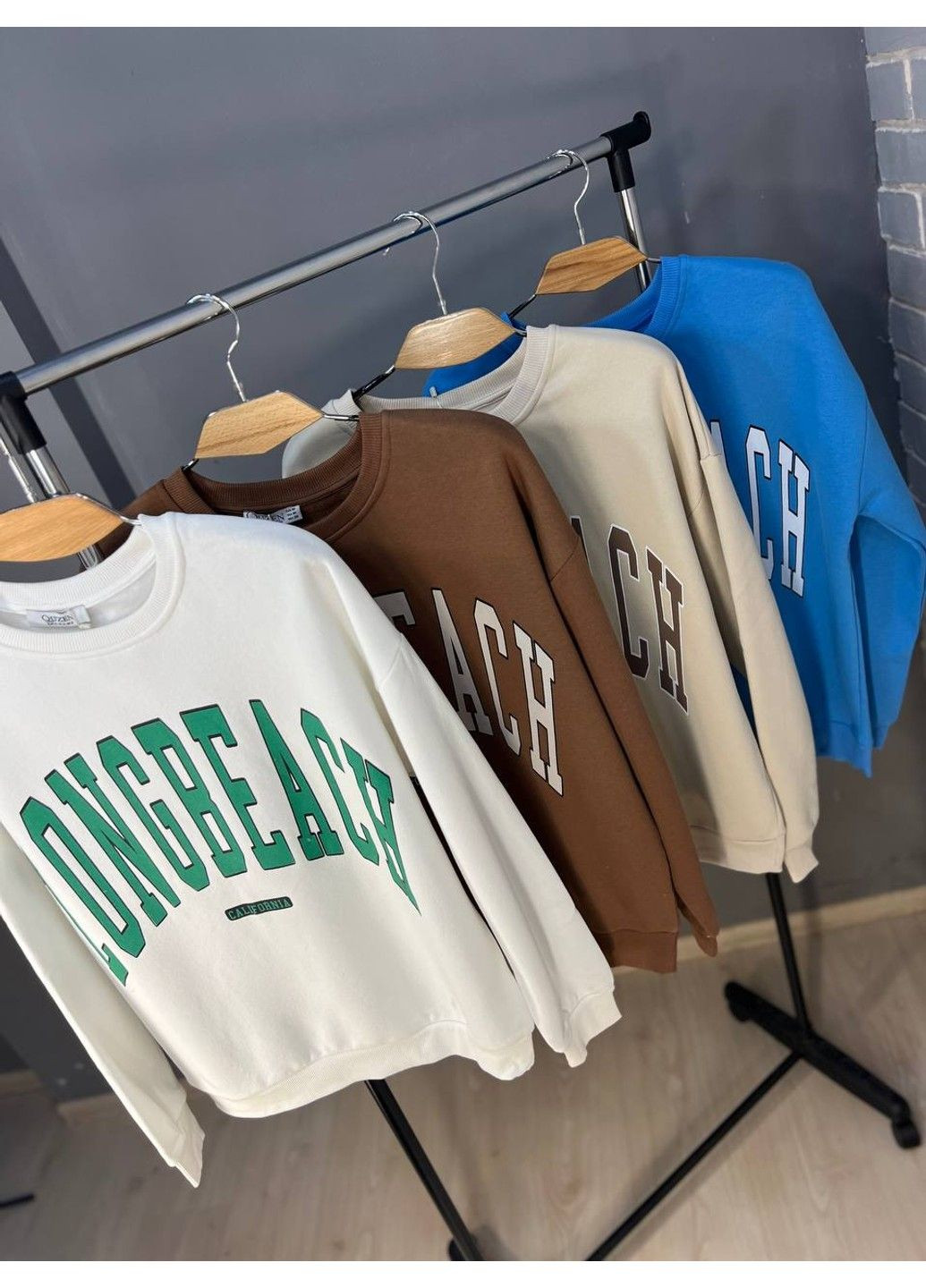 Білий світшот жіночий 488 напис попереду long beach фліс утеплений Quzen (304062652)