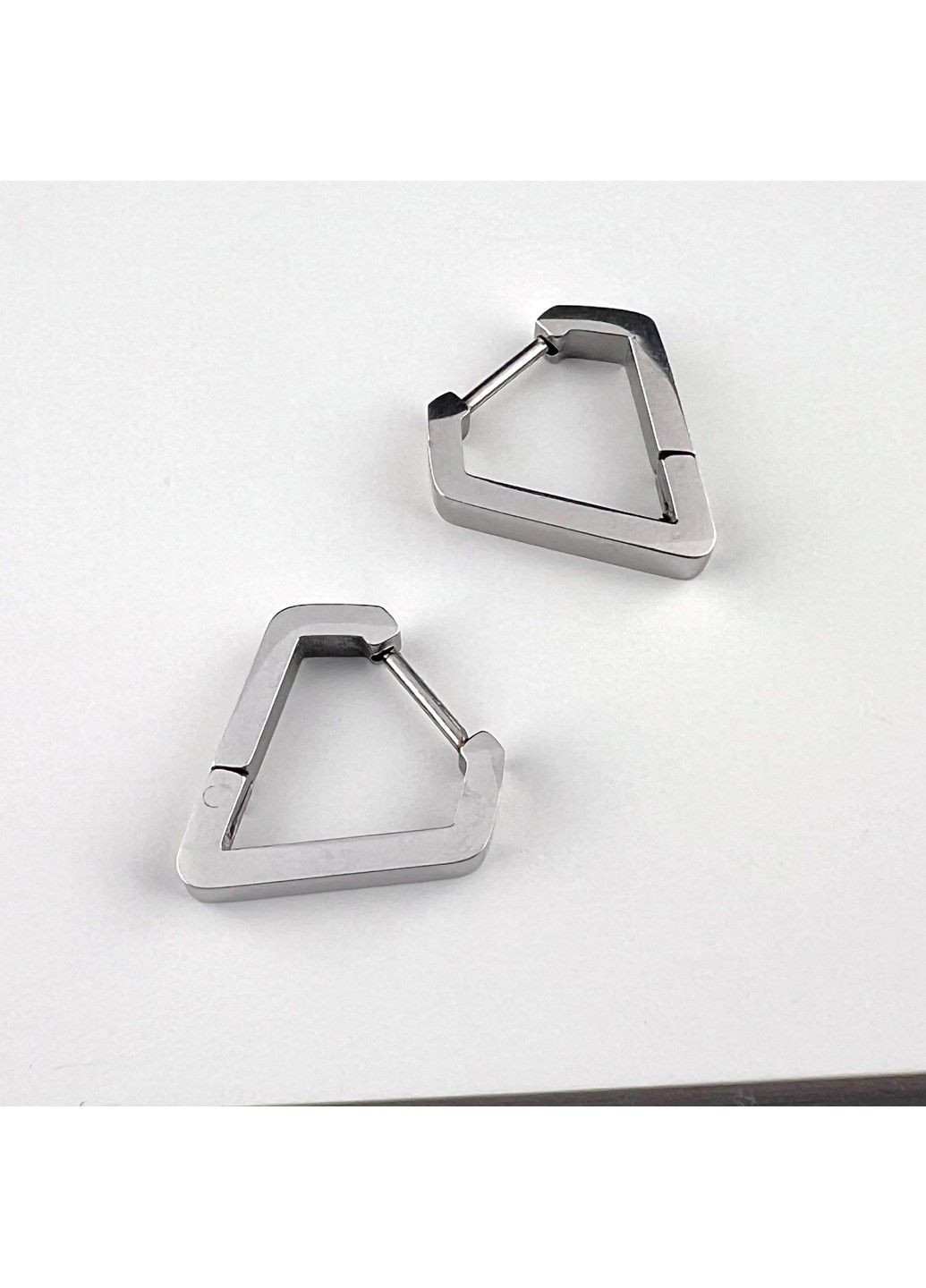 Сережки із медичної сталі у вигляді діаманта ES-301 No Brand (299330461)