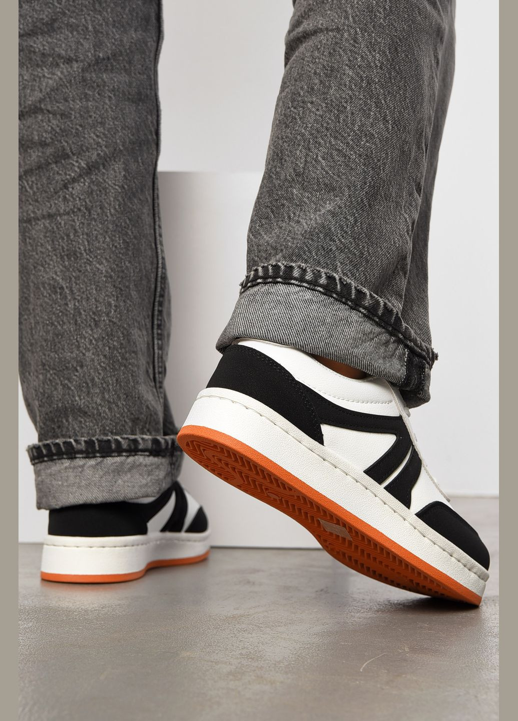 Кроссовки женские черно-белого цвета на шнуровке Let's Shop чёрно-белые демисезоны (317318867)