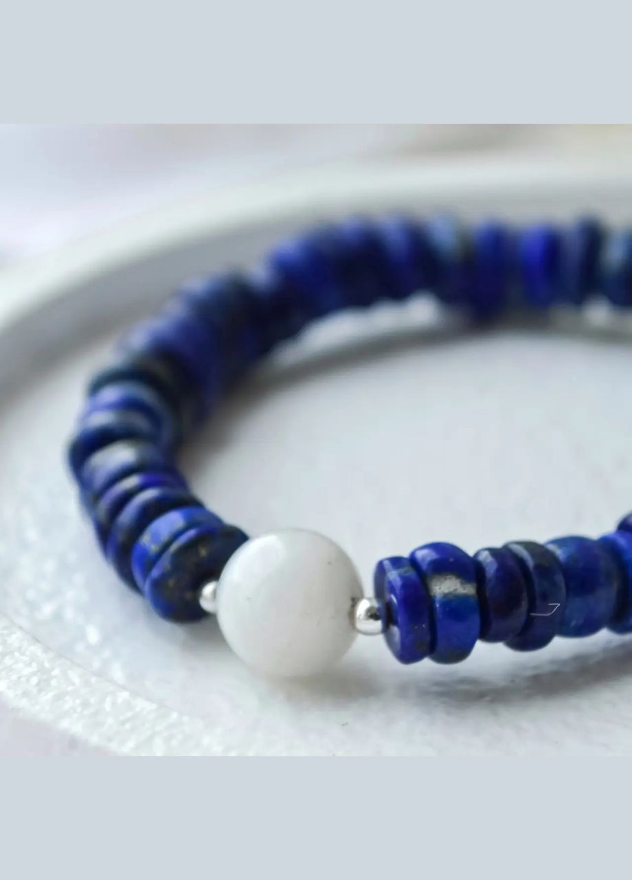 Браслет натуральний камінь Лазуріт зі вставкою Адуляр, фур-ра гіп-ний сплав кольору Родій d-8х3мм+- обхват 18см No Brand браслет (302319013)