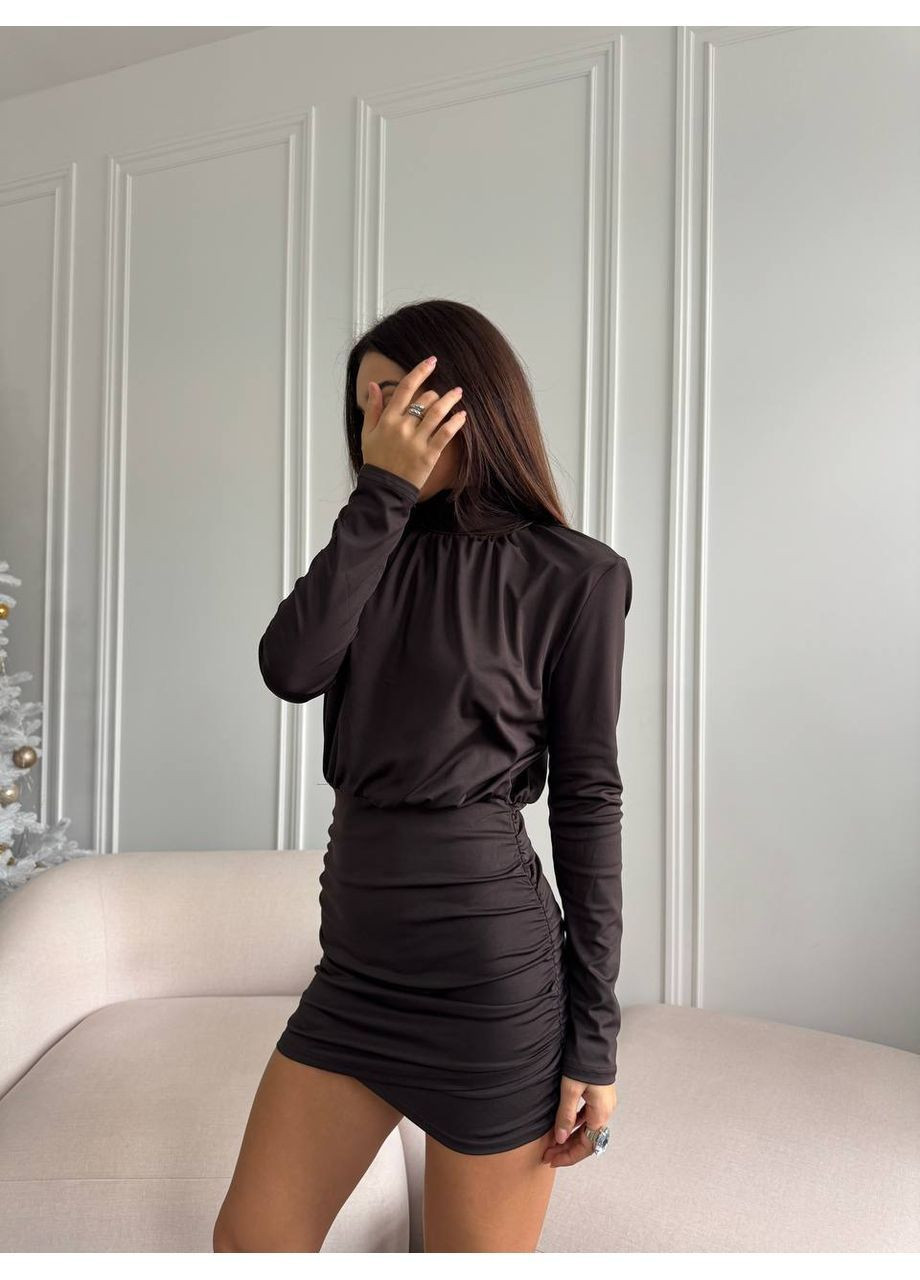 Коричнева вечірня ідеальна чорна сукня з акцентними плечима Adelante однотонна