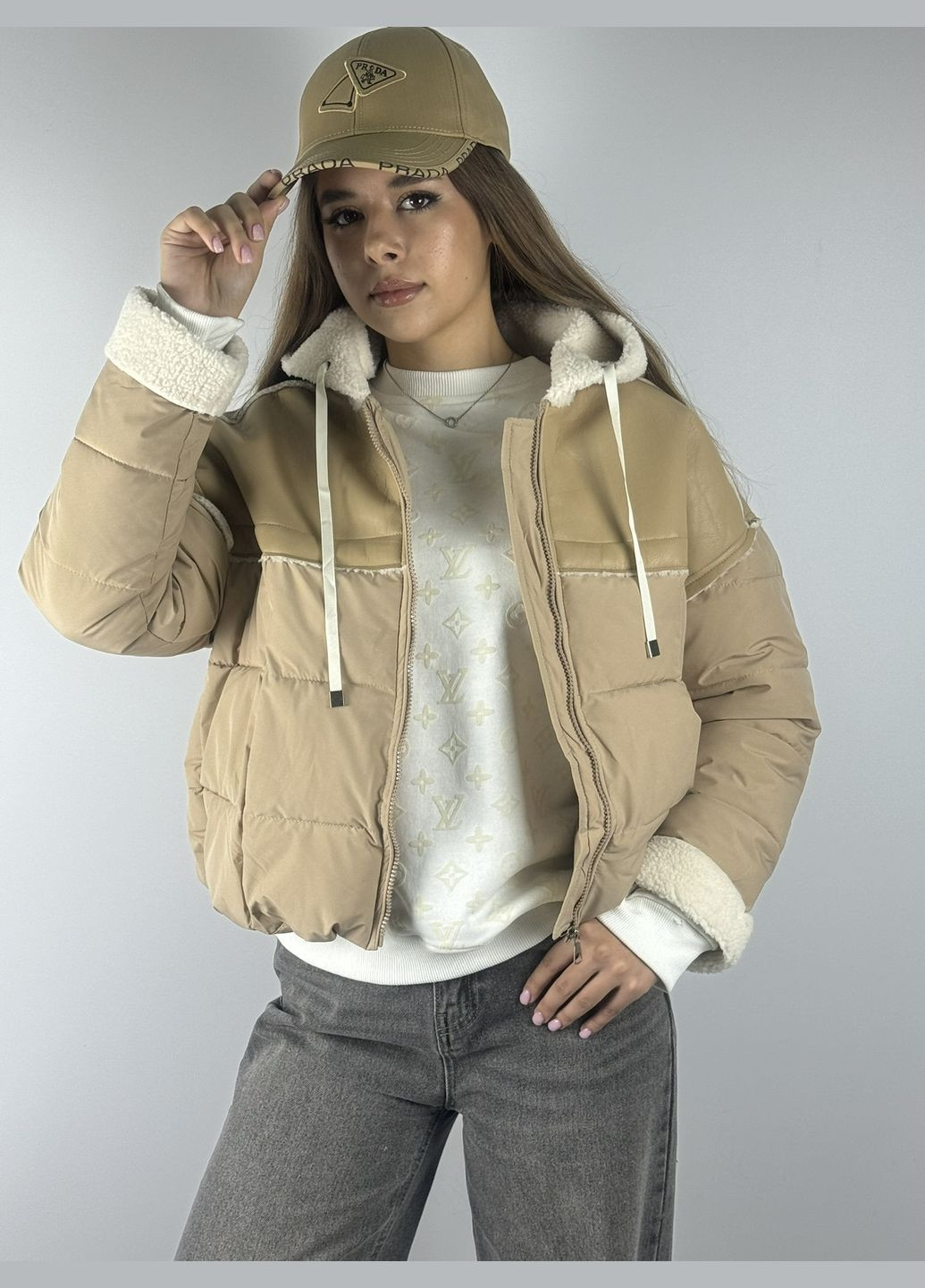 Чорна куртка жіноча, чорного кольору, комбинована еко шкіра з курточкою тканиною, укорочена, з капюшоном, відділка білим хутром Lady yep