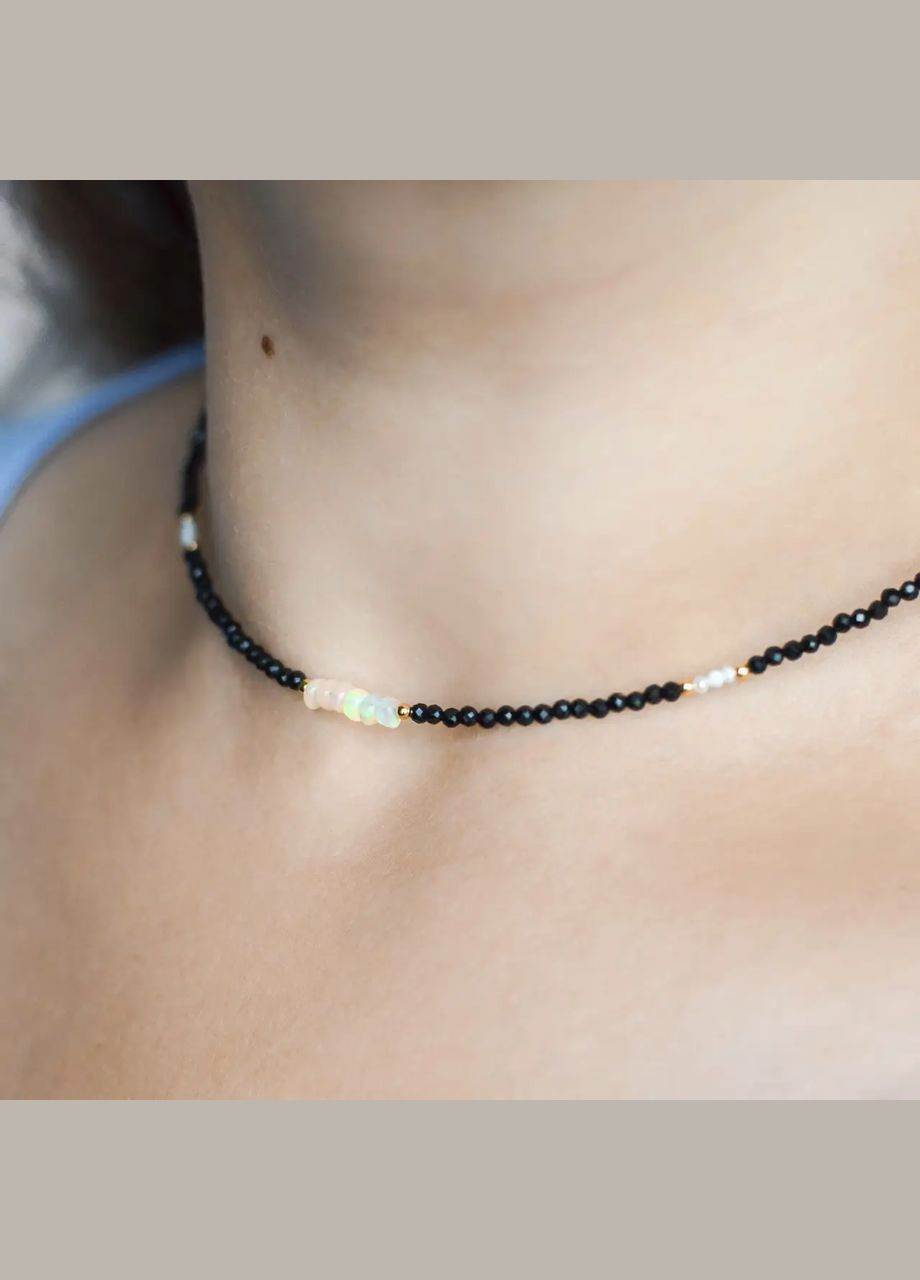 Чокер натуральный камень Шпинель черная, Опал+вставки золото и бисер, фур-ра гип-ный сплав d-2-3мм+- L-38-43см No Brand опал, шпинель латунь, бисер золото (303630126)