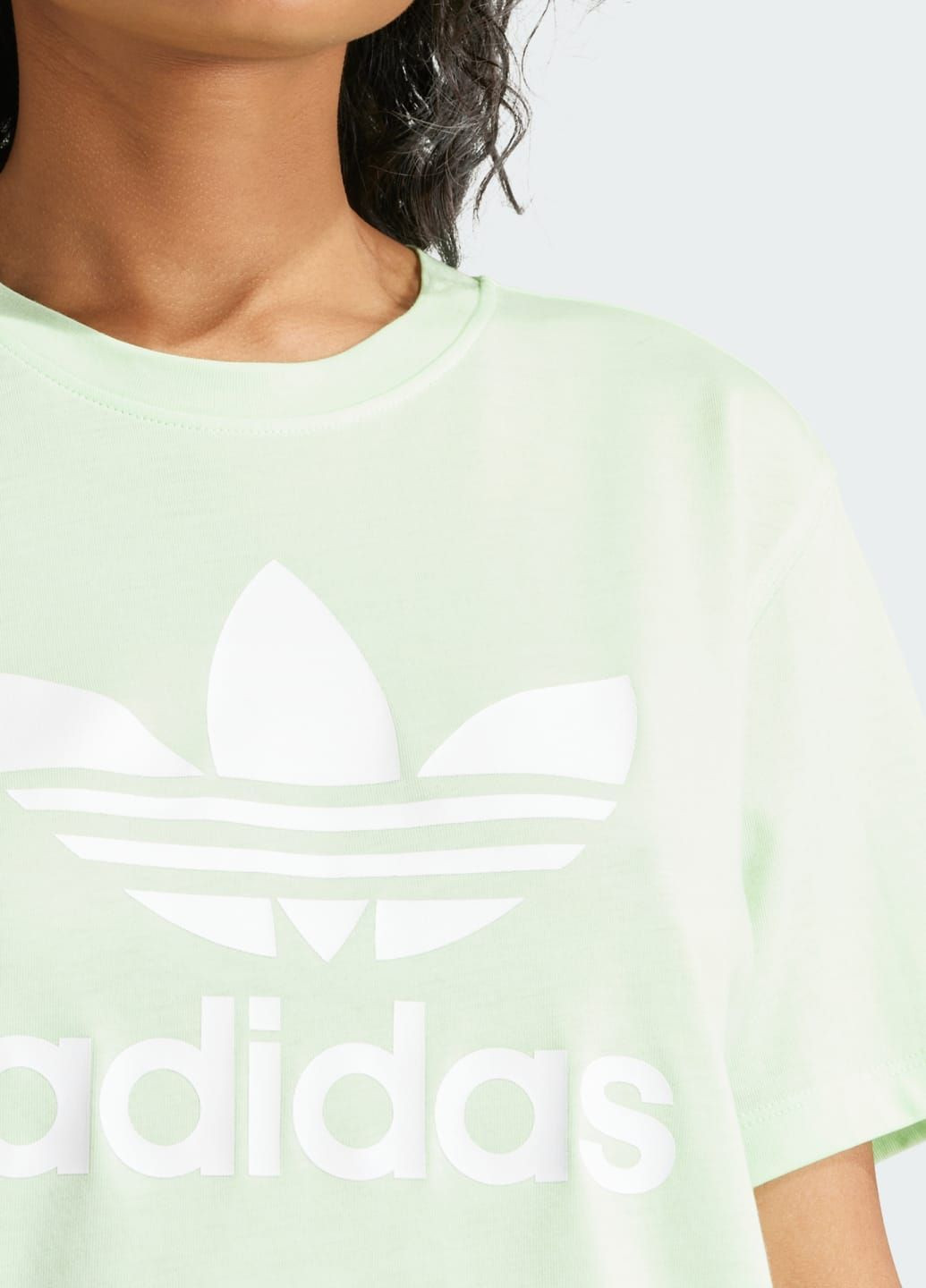 Зеленая всесезон футболка adicolor trefoil boxy adidas