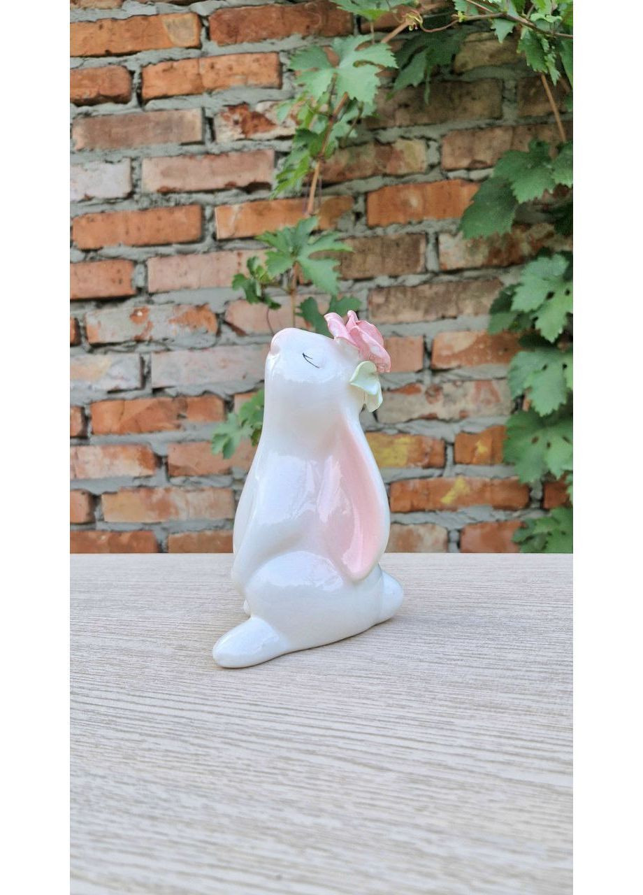 Декоративная керамическая статуэтка Зайчик Гармоника с цветком No Brand (362669748)